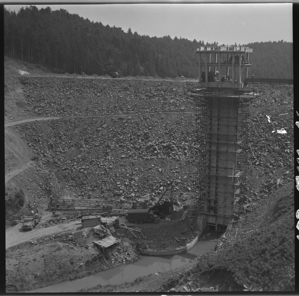 Na stavbě vodní nádrže na Malé Hané u Opatovic na Vyškovsku dokončili dělníci v roce 1972 práce na hlavních objektech celé přehrady, především na odběrné věži vody z vlastní nádrže, vlastní sypané hrázi, skluzu a vývaru vody