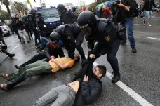 Během hlasování o nezávislosti Katalánska bylo zraněno přes 840 lidí
