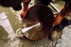 Bída ukrytá ve zlatě. Peruánské sběračky cenného kovu pracují na úpatí ledovce