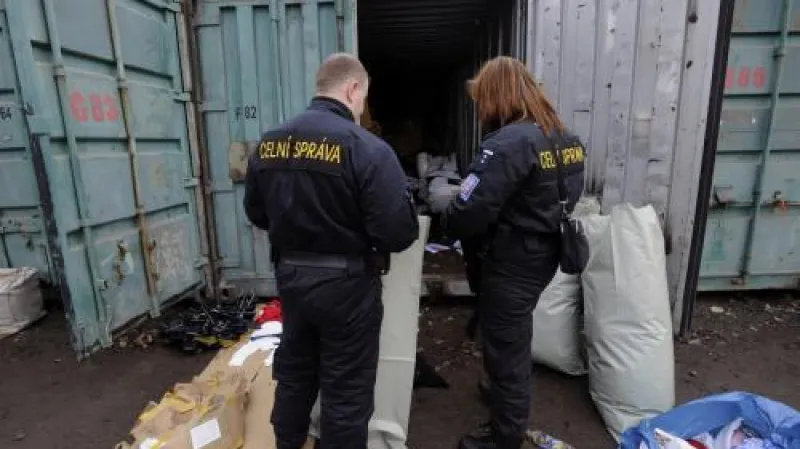 Razie celníků v tržnici v Praze-Libuši