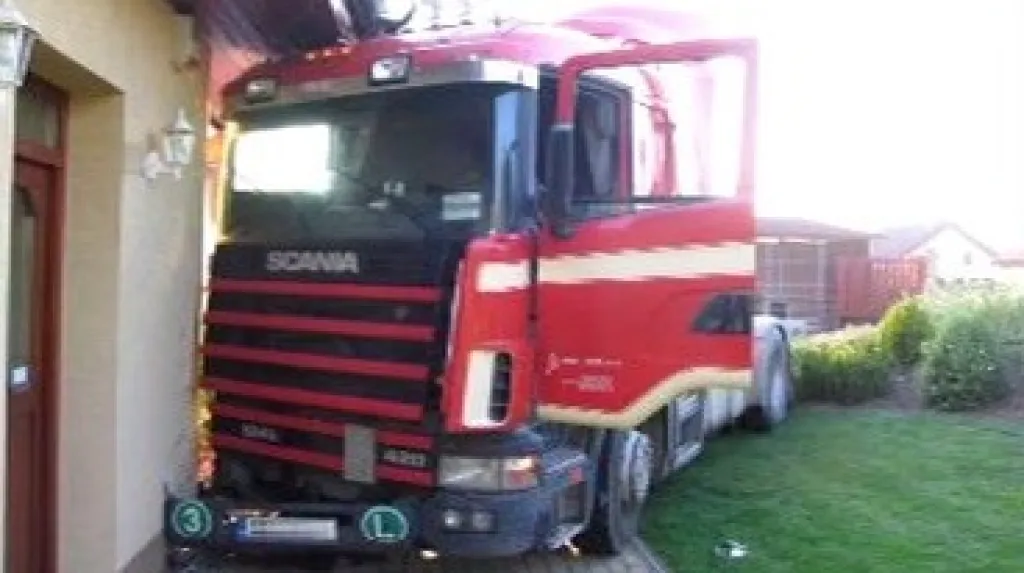 Kamion po nárazu do domu