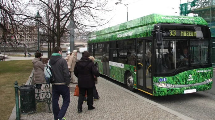 Hybridní autobus Škoda H12 začal jezdit v centru Plzně