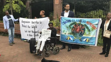 Protestující za konec britské svrchovanosti nad Čagoskými ostrovy v Haagu v roce 2018