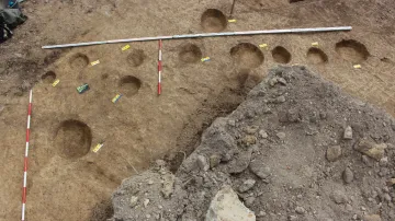 Důkazy o původním slovanském osídlení ve vnitrobloku mezi ulicemi Cejl a Bratislavská nedaleko centra Brna našli archeologové při záchranném průzkumu na místě, kde se bude stavět obytný dům. Na snímku jsou kolové jamky jako pozůstatky neolitického domu