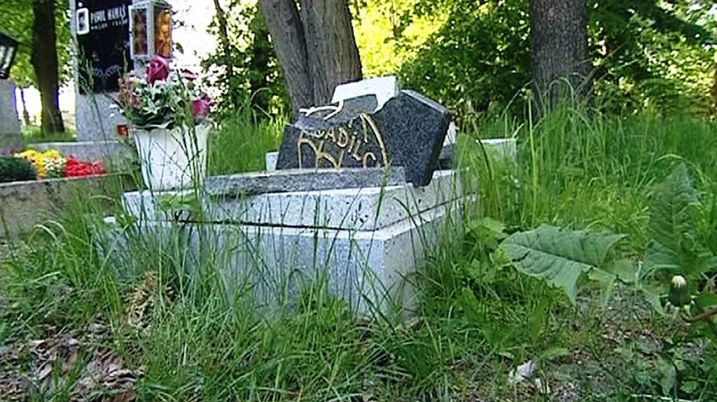 Poničený hrob