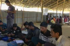 Vzdělání jedině načerno ve stanu. V Bangladéši zakázali dětem Rohingů chodit do škol