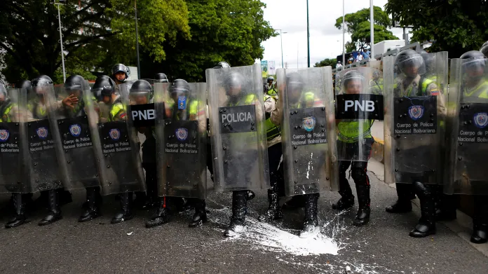 Policie na demonstraci venezuelské opozice