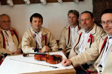 Lechtivé písně, které neuráží, avšak příjemně baví