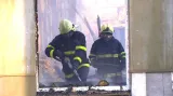 Hasiči dohašují spáleniště galvanovny v Lanškrouně