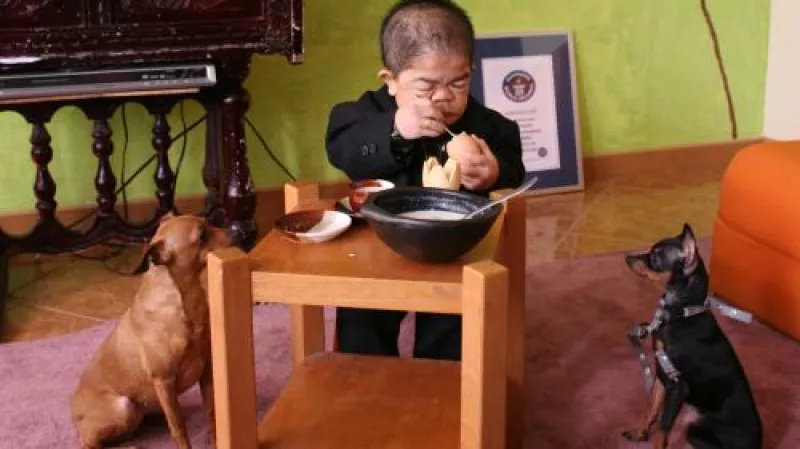 Edward Nino Hernández je nejmenším mužem světa