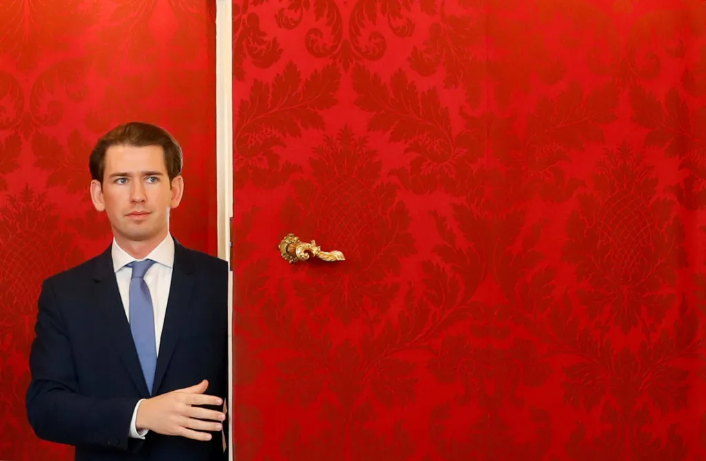 Rakouský politik Sebastian Kurz se nevrací ze silvestrovské party, ale ze setkání s rakouským prezidentem Alexandrem Van der Bellenem, kde jednal o vytvoření nového kabinetu