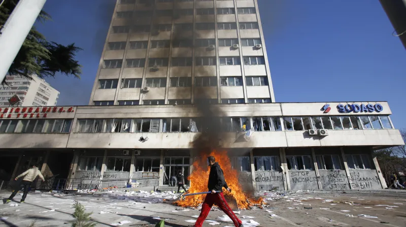 Demonstranti v Tuzle napadli budovy místních úřadů