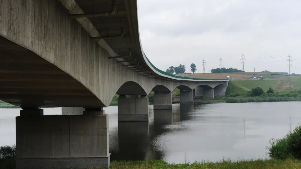 Most přes rybník Koberný na dálnici D3
