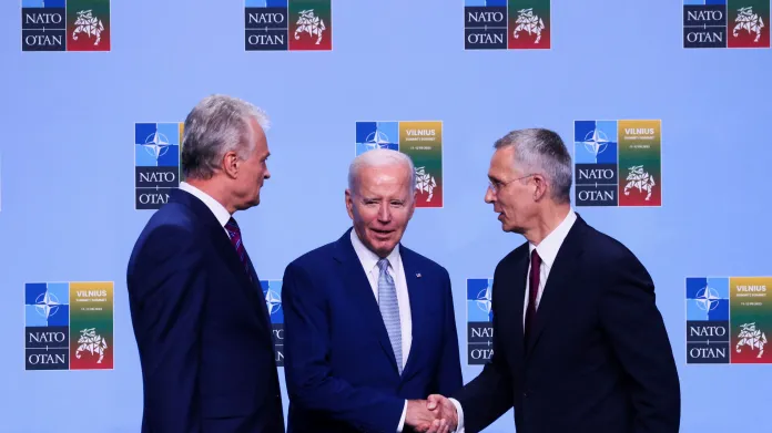 Prezidenti Nauseda a Biden s generálním tajemníkem Stoltenbergem