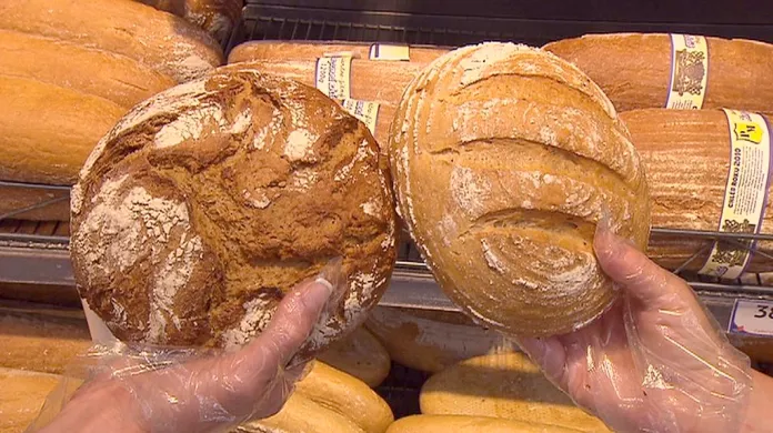 Rozmrazený (vlevo) a čerstvý chleba