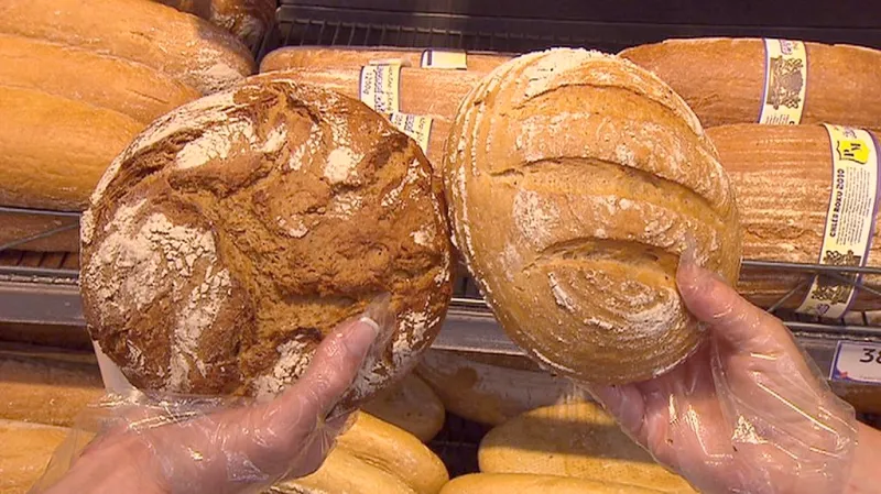 Rozmrazený (vlevo) a čerstvý chleba