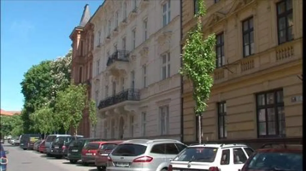 Dům v Jaselské ulici v jehož útrobách roste černá stavba