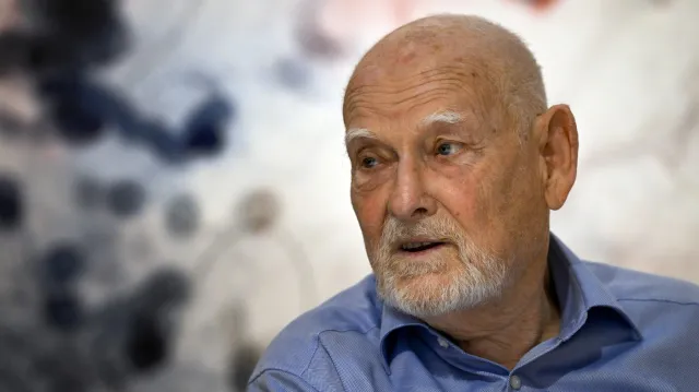 Zemřel Theodor Pištěk. Držitel Oscara, jehož uniformy nosí Hradní stráž