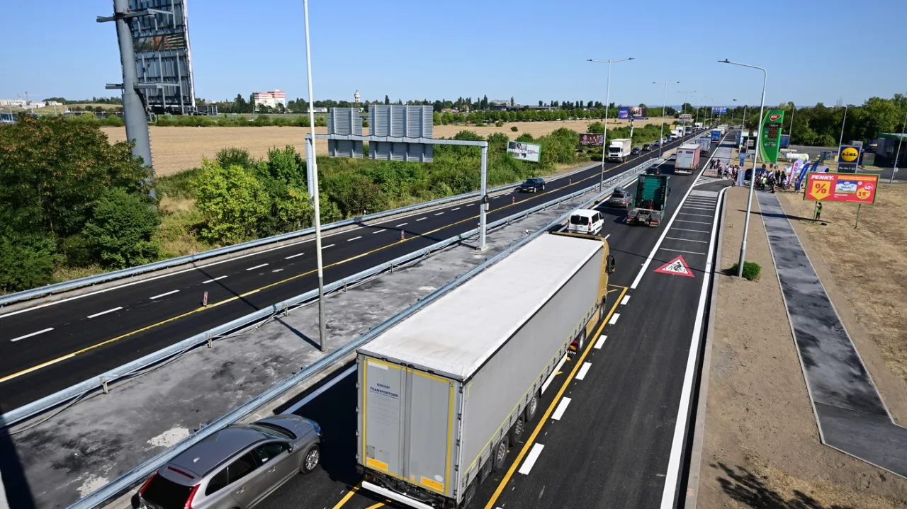 Kbelská ulice se po rekonstrukci plně otevřela pro dopravu
