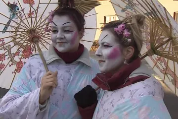 Lidé ve Svatobořicích slavili konec roku v exotických maskách