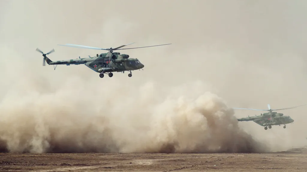 Ruské vrtulníky Mi-8 na cvičení v roce 2020