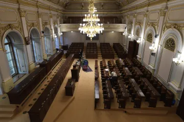 Pekař, zpěvák, geolog či exministryně. Seznamte se s nováčky ve sněmovně