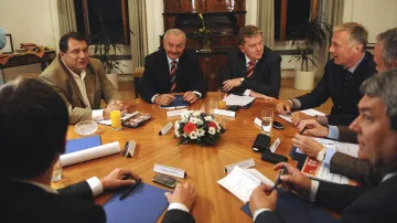 Čeští politici na jednání v Senátu