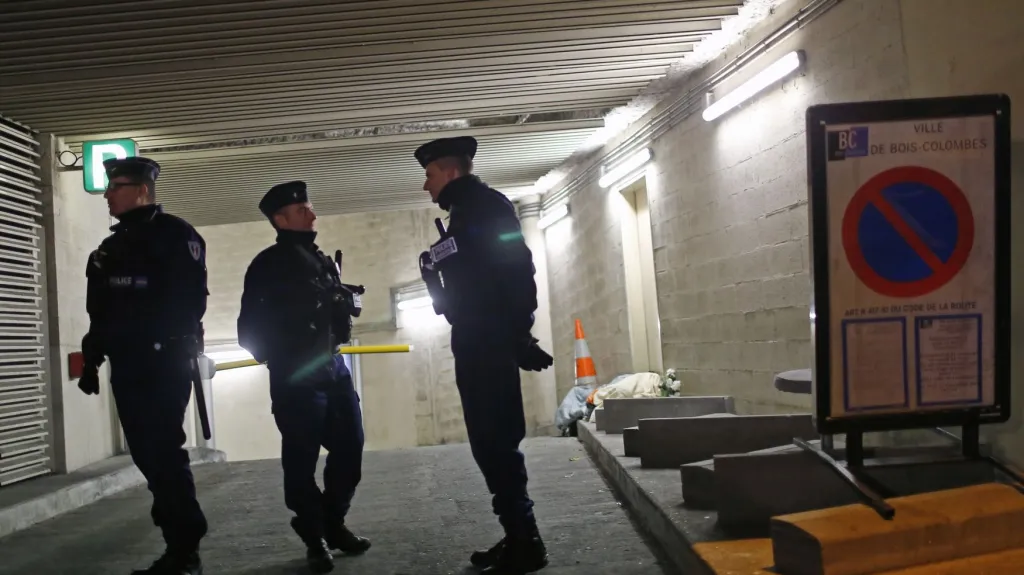 Policisté v místě zatčení pařížského střelce