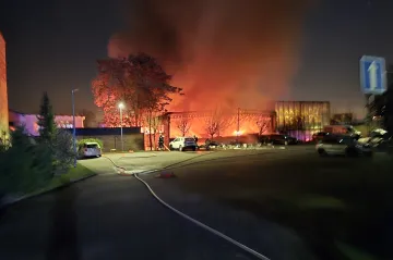 V pražských Strašnicích hořel pneuservis