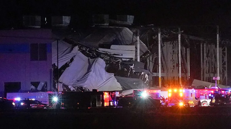 Střecha distribučního centra Amazon v Edwardsville po následcích bouře