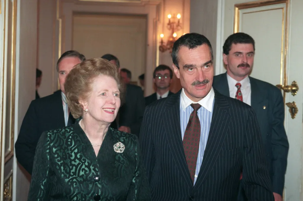 Margaret Thatcherová, která se 10. 5. 1996 zúčastnila kongresu NAI (Nová atlantická iniciativa), přichází v doprovodu Karla Schwarzenberga na setkání s prezidentem Václavem Havlem