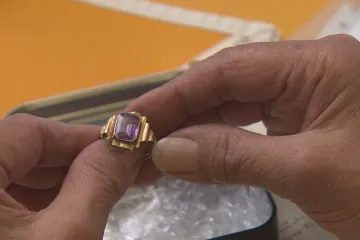 Němečtí archiváři hledají pozůstalé po vězních koncentračních táborů. Vracejí jim jejich cennosti