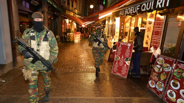 V Evropě pokračuje hon na posledního žijícího podezřelého z pařížských atentátů