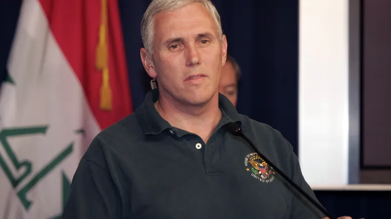 Kongresman Mike Pence v roce 2007 na návštěvě amerických vojáků v Iráku