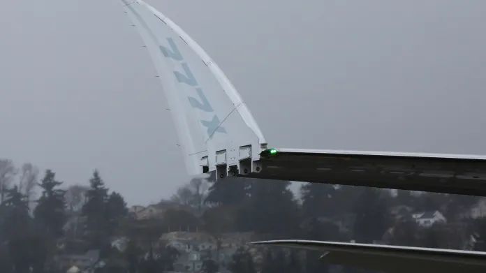 Detail křídla Boeingu 777X: Nový typ má rozpětí 72 metrů. Není to sice rekord, ale vzhledem k šíři trupu jsou křídla extrémně dlouhá pro běžný provoz na letišti. Při pojíždění se proto jejich konce sklápějí, čím se rozpětí sníží na 65 metrů.