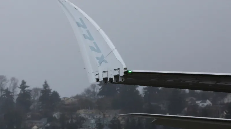 Detail křídla Boeingu 777X: Nový typ má rozpětí 72 metrů. Není to sice rekord, ale vzhledem k šíři trupu jsou křídla extrémně dlouhá pro běžný provoz na letišti. Při pojíždění se proto jejich konce sklápějí, čím se rozpětí sníží na 65 metrů.