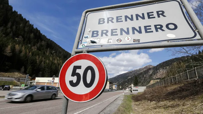 Rakousko zavírá hranice: Kontroly v Brenneru znervózňují řidiče i Řím