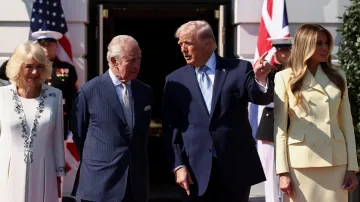 Královna Camilla, král Karel III., americký prezident Donald Trump a první dáma Melania před budovou Bílého domu