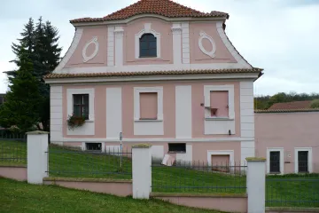 Otevírají se unikátně kamuflované vojenské bunkry. Skrýval je mlýn, domek na návsi či násep cesty