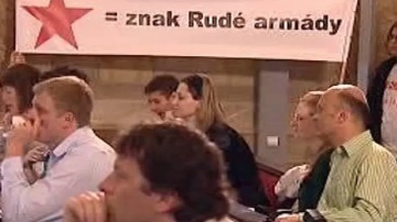 Rudá hvězda na transparentu protestujících na brněnském zastupitelstvu