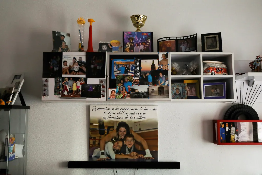 V bytě má sportovkyně na fotografii své děti v ringu během tréninku. Součástí je text, který říká, že „rodina je nadějí života, základem hodnot a síly pro naše děti“