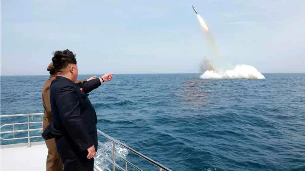 Kim Čong-un pozoruje test podvodní balistické rakety