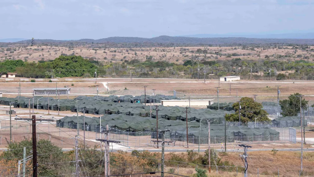 Nové stany pro zadržené migranty v Guantánamu