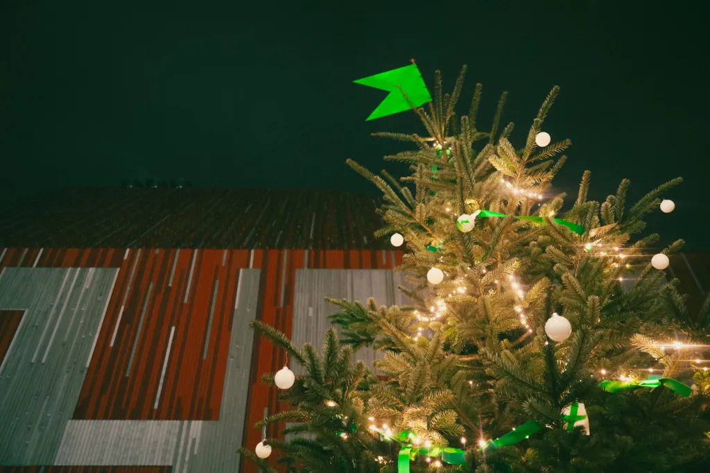 Tradice vánočních stromků SNG (2010 – 2024) skončila s jmenováním Juraje Králika generálním ředitelem galerie. Pokračuje však v garážích na Náměstí Karola Vaculíka ve spolupráci iniciativy Umenie nebude ticho! a Slobodnej národnej galérie. Podle organizátorů připomíná, že umění nebude mlčet ani o Vánocích