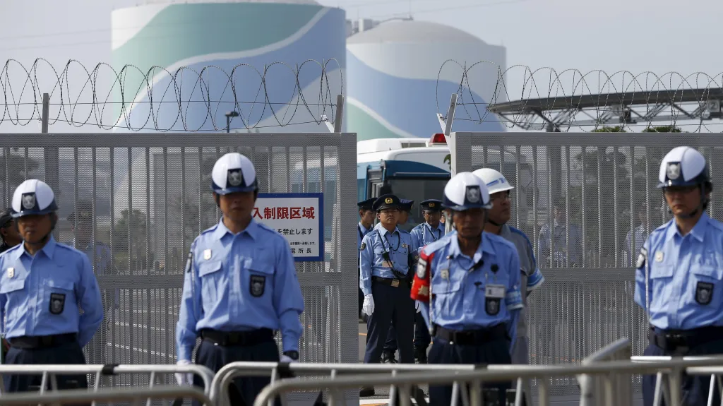 Japonská policie před vstupem do elektrárny Sendai
