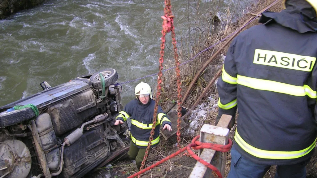 Řidička přerazila zábradlí a spadla do řeky