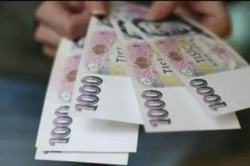 Koruna značně posiluje. Prospěje to hlavně dovolenkářům