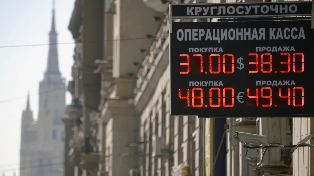 Pád ruské měny pokračuje