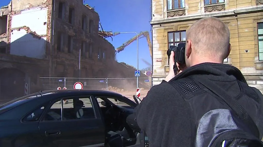 Lidé přihlíželi demolici budovy Bytexu