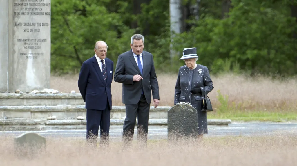 Britský královský pár při návštěvě koncentračního tábora Bergen-Belsen